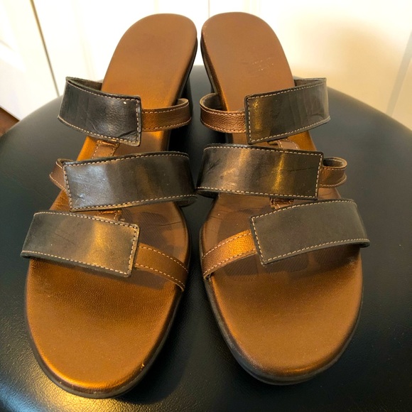 Munro two tone copper/brown sandal. Size 8 1/2 - Picture 4 of 4